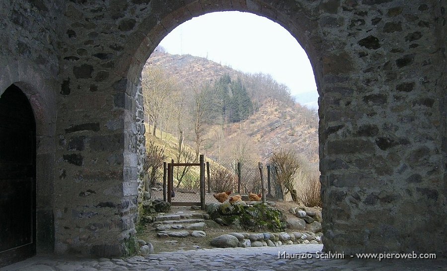 04 Dal portico d'ingresso.JPG